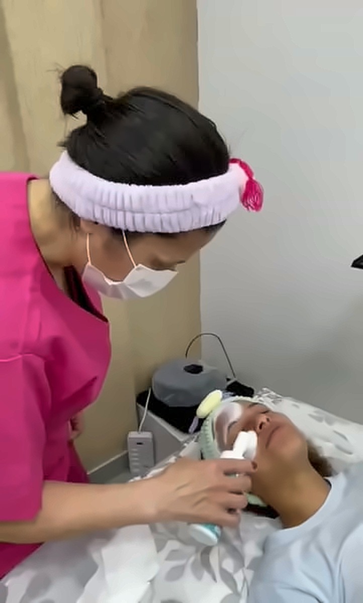 Cuidado facial sendo realizado no spa Bem-Estar & Equilíbrio