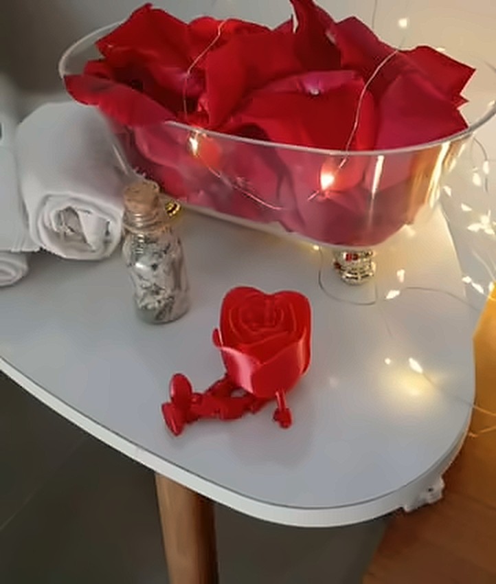 Pétalas de rosas, toalhas e luzes em mesa de recepção